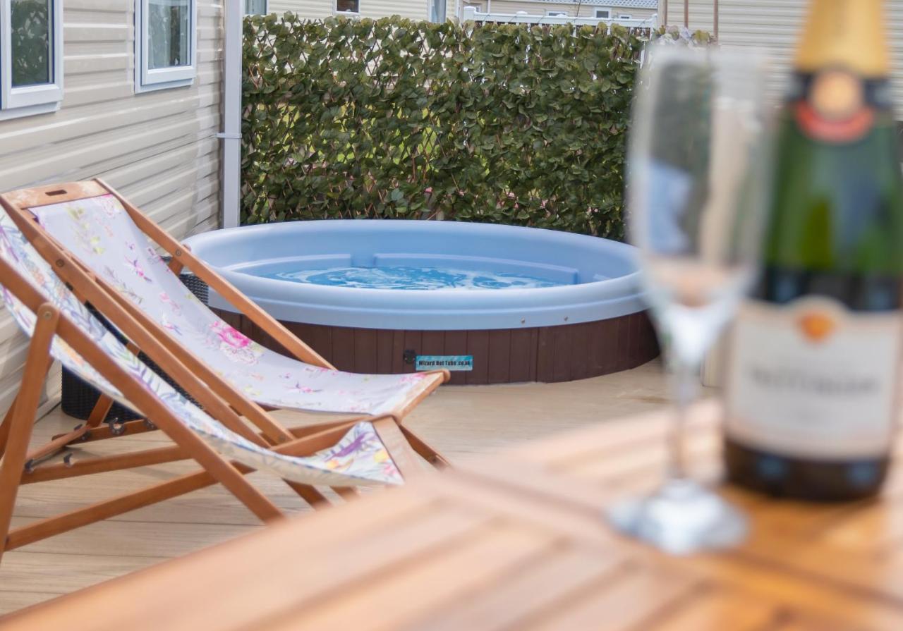 Luxury Lancaster Lodge - The Best Hot Tub Getaway! Tattershall Eksteriør bilde