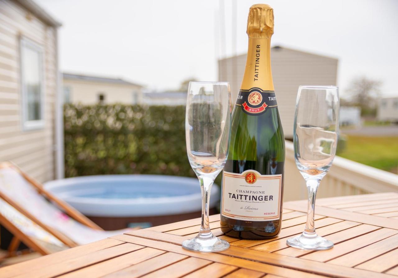 Luxury Lancaster Lodge - The Best Hot Tub Getaway! Tattershall Eksteriør bilde